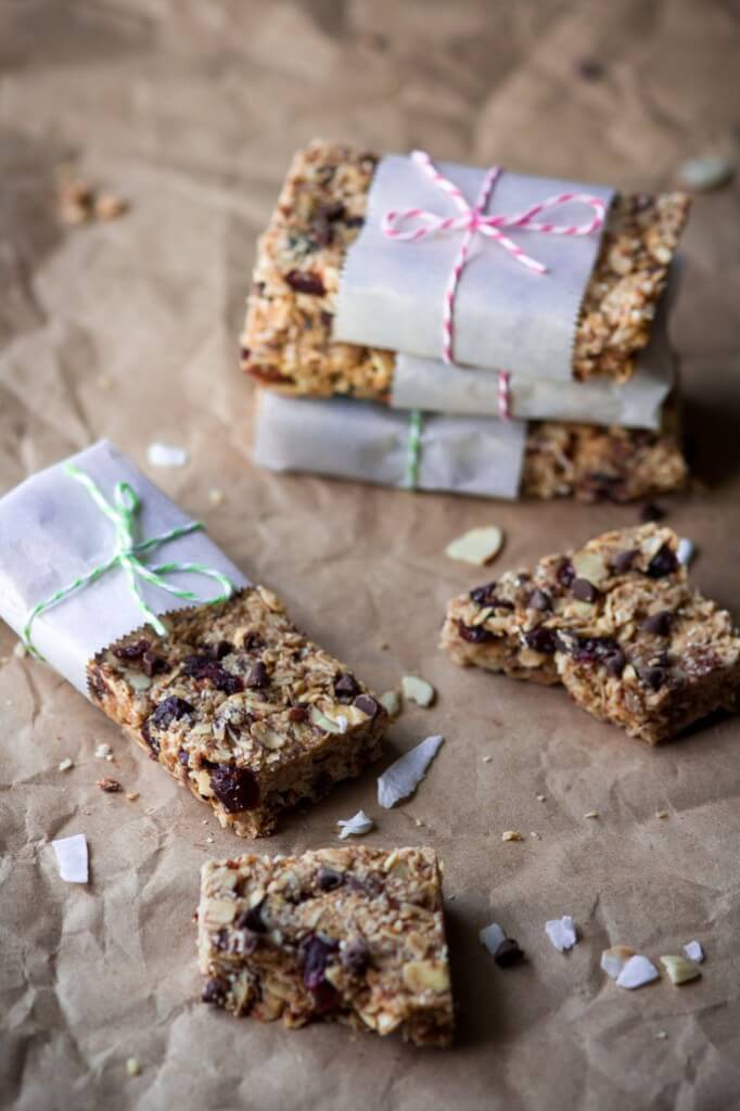 Healthy honey peanut butter granola bars. Healthier alternative to a store-bought energy and granola bars. Simple, customizable, delicious and homemade.