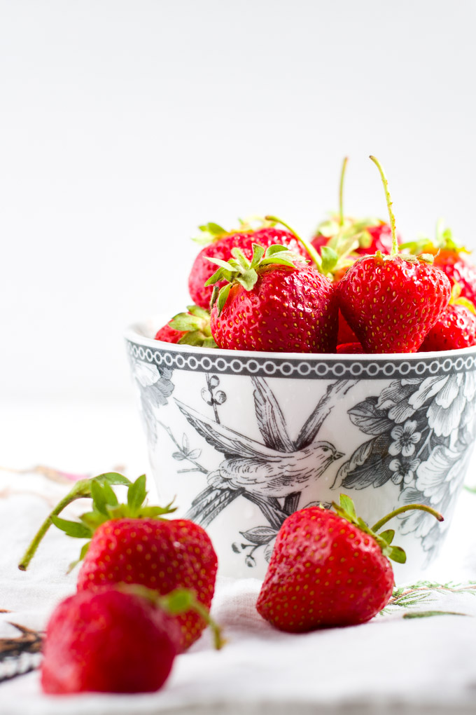 Roasted strawberry and buttermilk ice cream recipe. Delicate aroma of the roasted strawberries combined with the tartness of buttermilk and sourness of the lemon, plus the fragrance from the lemon zest takes the strawberry ice cream to a whole new level. VERY delicious summer ice cream!