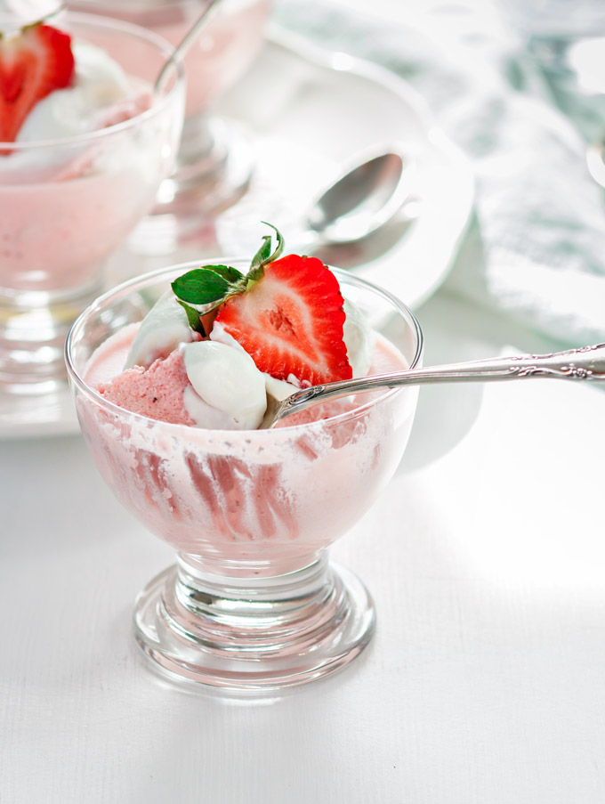 Simple Strawberry Mousse (eggless)