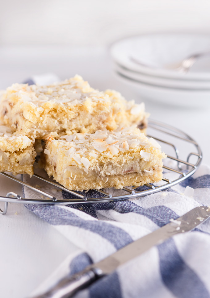 Banana coconut bars recipe is an elegant and easy to make dessert to enjoy all year round. The active prep time is less than 20 minutes. The ingredients are very simple, and most of the time you have them in your kitchen!