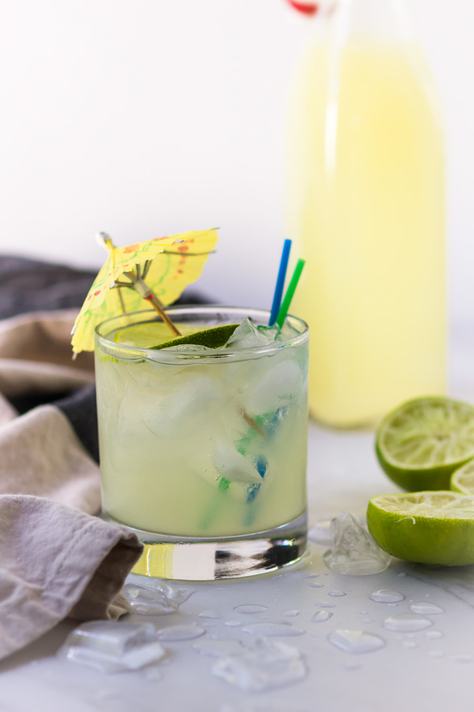 How to make low cal margarita mix and classic margarita recipe. In this post I share with you both homemade margarita sour mix recipe and a classic margarita recipe. Learn once how to make margarita mix to enjoy real margarita cocktail anytime you want. #margarita #margaritamix #sourmix #margaritarecipe